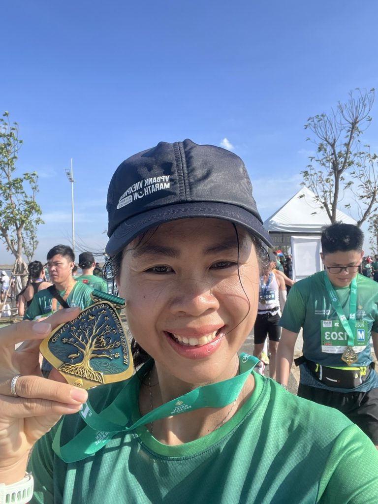 Dược sĩ Phạm Thị Thơm hoàn thành marathon — hành trình đứng dậy sau thất bại kinh doanh